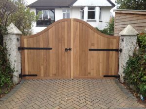 iroko-swan-necked-gates-the-wooden-workshop-oakford-devon