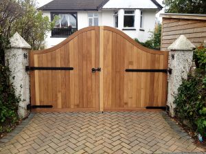 iroko-swan-necked-gates-the-wooden-workshop-oakford-devon