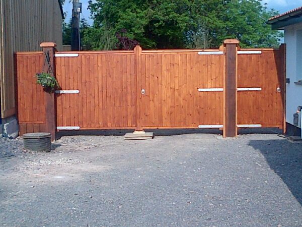 Finished driveway gates, side panel and pedestrian gate. The Wooden Workshop Bampton Devon