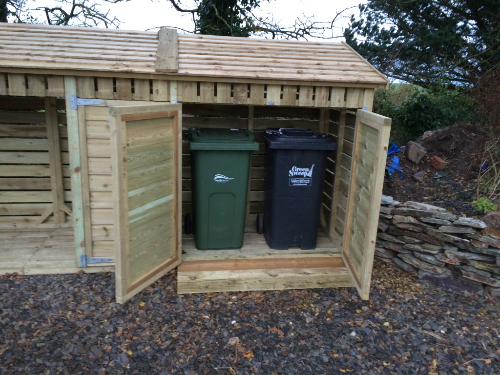 Timber log and bin store for storing your wheelie bins and log storage. Heavy duty with a timber roof