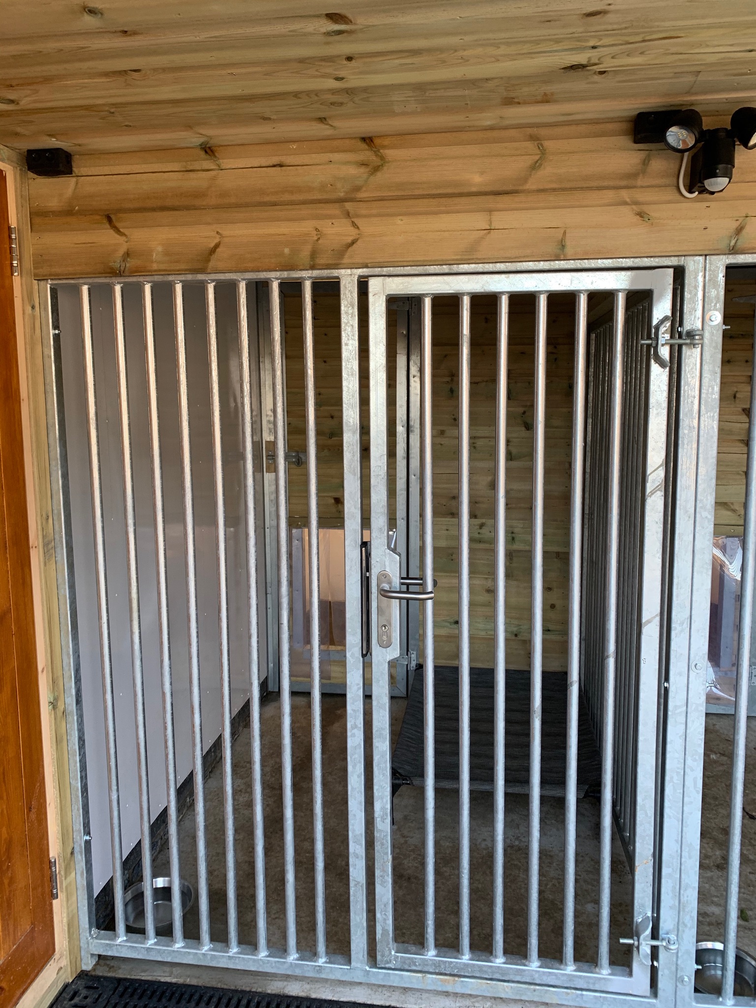 bespoke-dog-kennels-the-wooden-workshop-oakford-devon